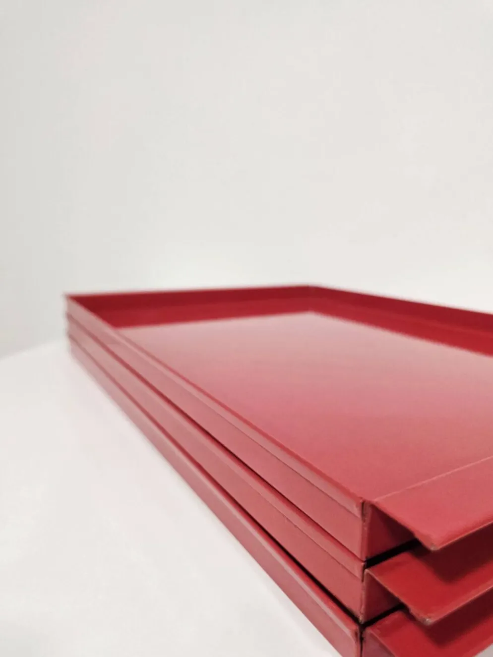 Plateaux en métal rouge vintage italien / Service décoratif moderne du milieu du siècle