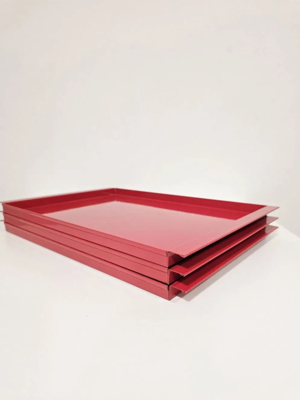 Plateaux en métal rouge vintage italien / Service décoratif moderne du milieu du siècle