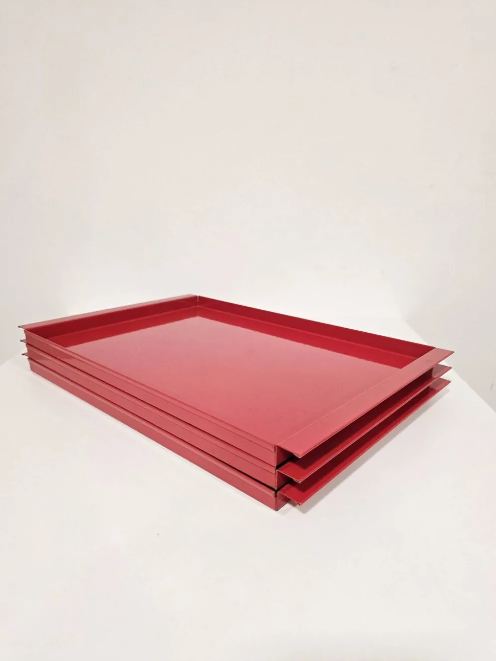 Plateaux en métal rouge vintage italien / Service décoratif moderne du milieu du siècle