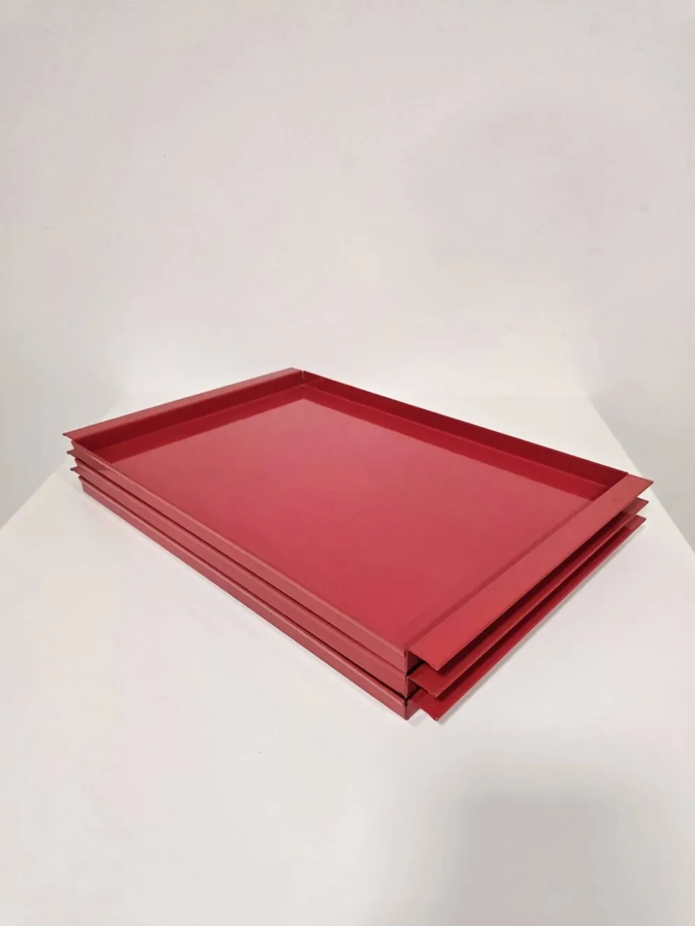 Plateaux en métal rouge vintage italien / Service décoratif moderne du milieu du siècle