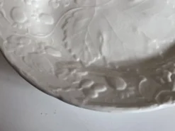Plat en faïence anglaise Burleigh Davenport relief fraise et feuille vigne