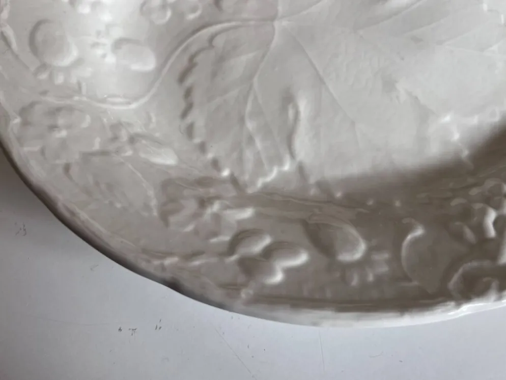 Plat en faïence anglaise Burleigh Davenport relief fraise et feuille vigne