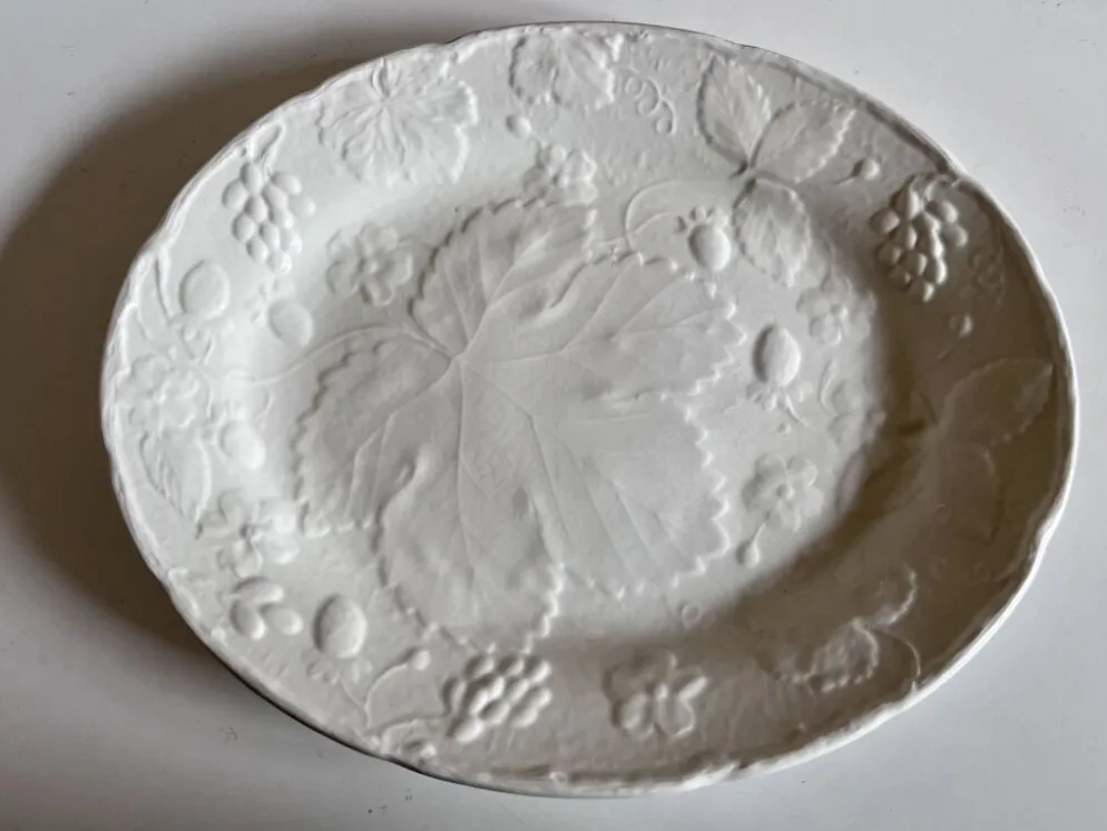 Plat en faïence anglaise Burleigh Davenport relief fraise et feuille vigne