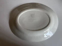 Plat en faïence anglaise Burleigh Davenport relief fraise et feuille vigne