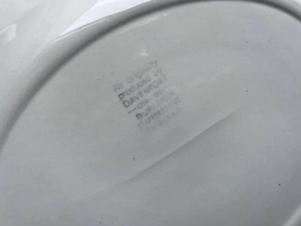 Plat en faïence anglaise Burleigh Davenport relief fraise et feuille vigne
