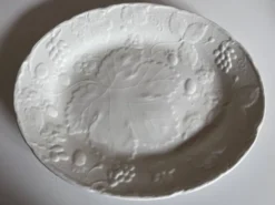 Plat en faïence anglaise Burleigh Davenport relief fraise et feuille vigne