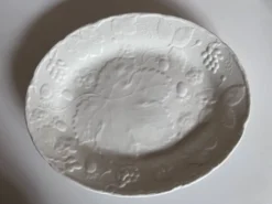 Plat en faïence anglaise Burleigh Davenport relief fraise et feuille vigne