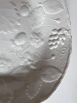 Plat en faïence anglaise Burleigh Davenport relief fraise et feuille vigne