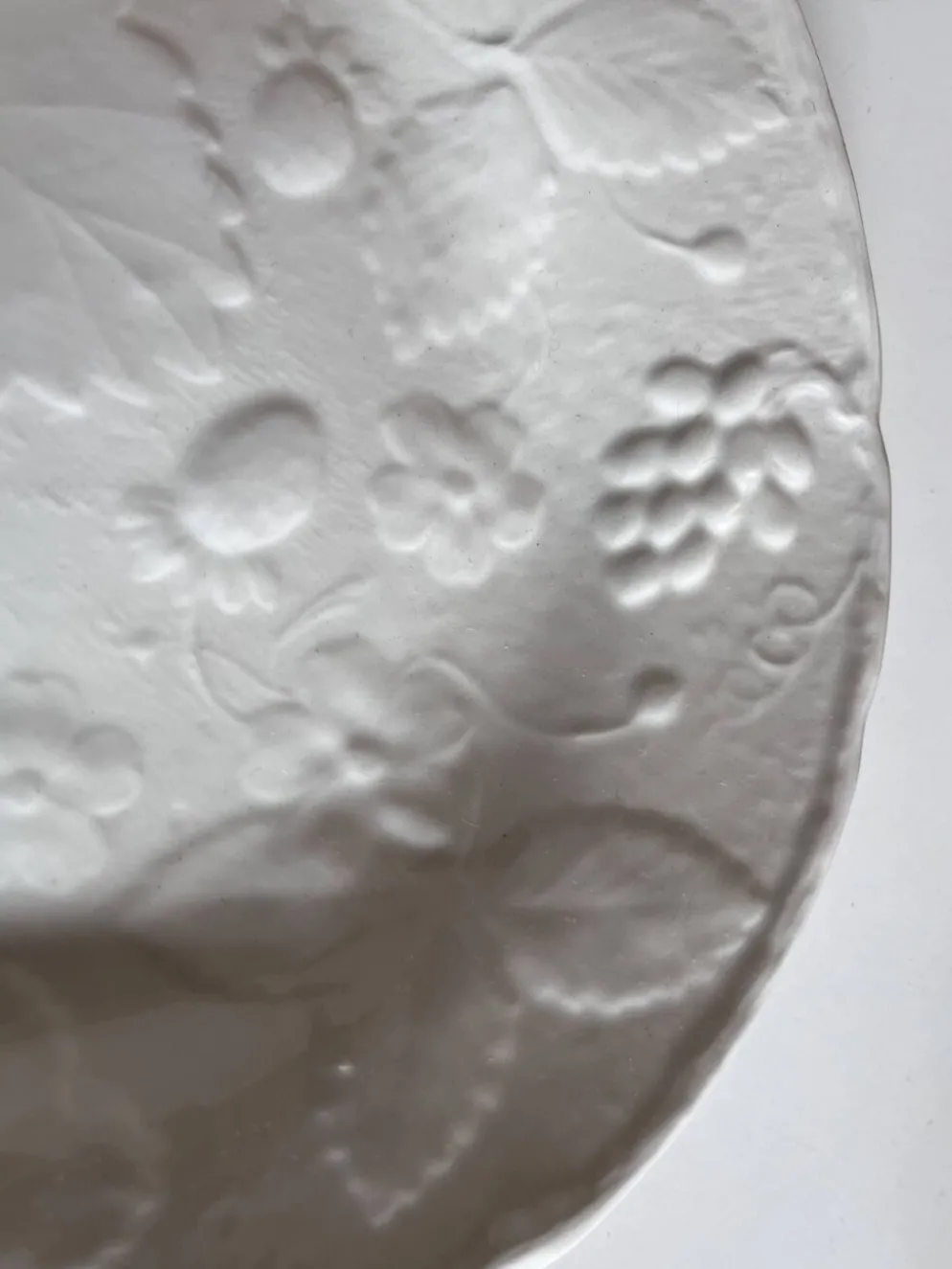 Plat en faïence anglaise Burleigh Davenport relief fraise et feuille vigne