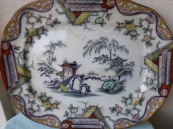 Plat en faience décor japonisant