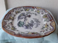 Plat en faience décor japonisant