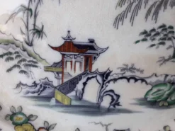 Plat en faience décor japonisant