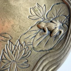 Plat en laiton autrichien vintage, grenouille sur nénuphar, art nouveau, anneau Jugendstil.