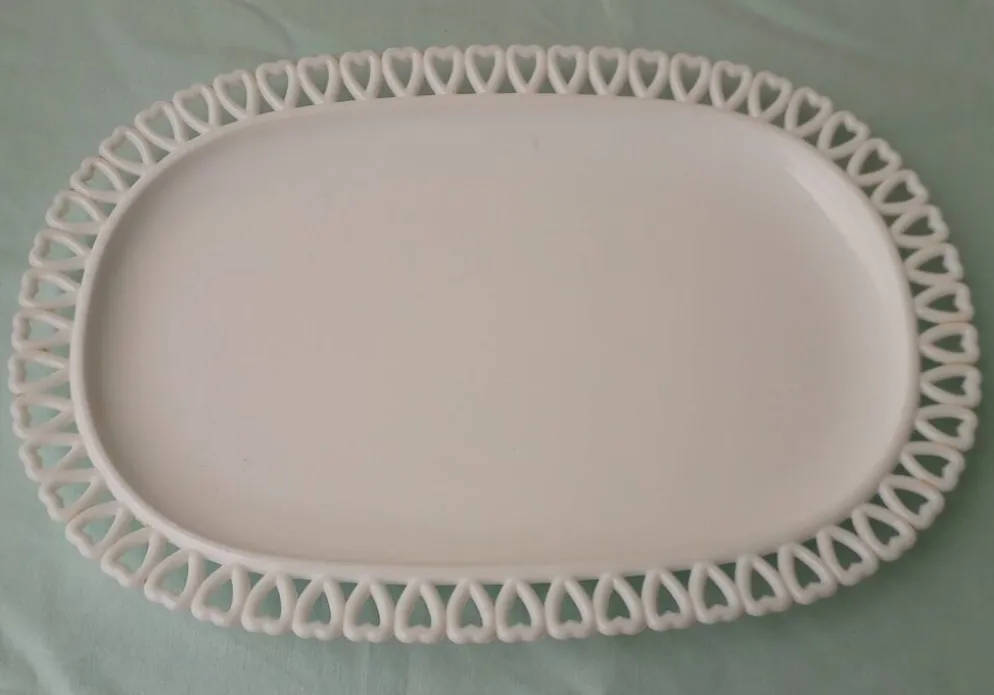 Plat en opaline blanche