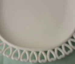 Plat en opaline blanche
