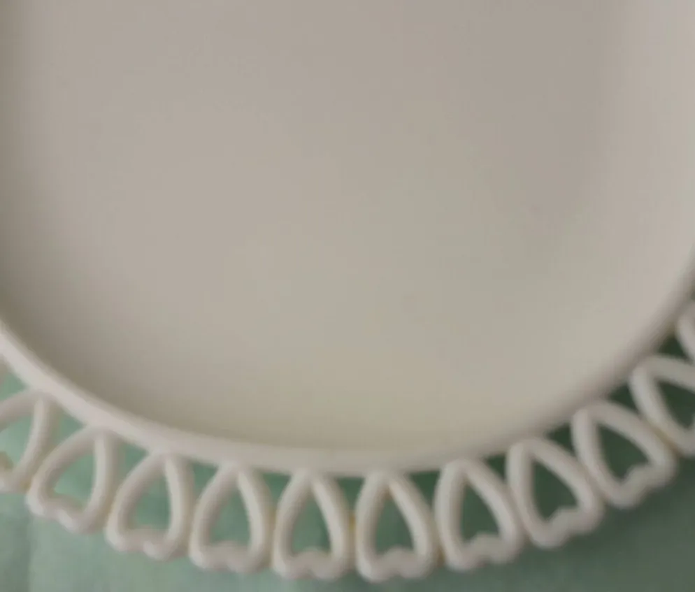 Plat en opaline blanche