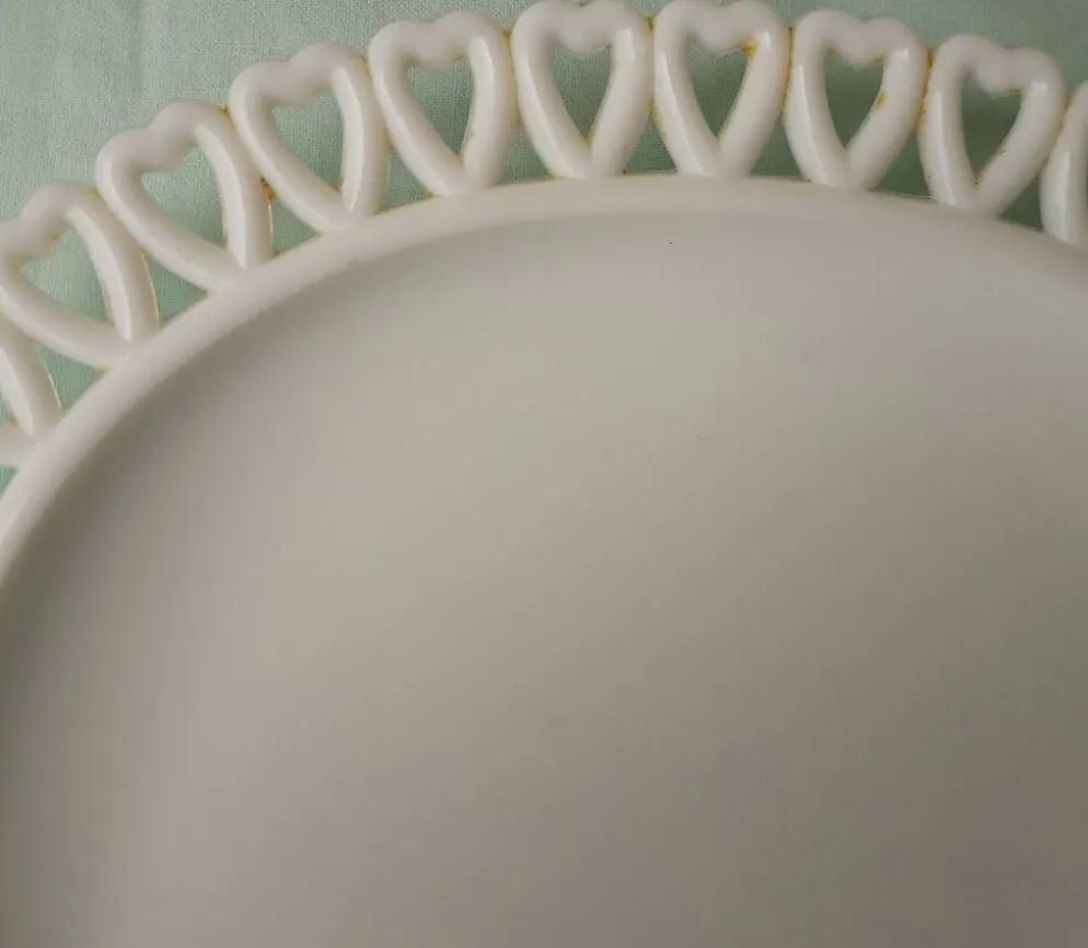 Plat en opaline blanche
