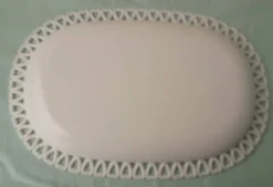 Plat en opaline blanche