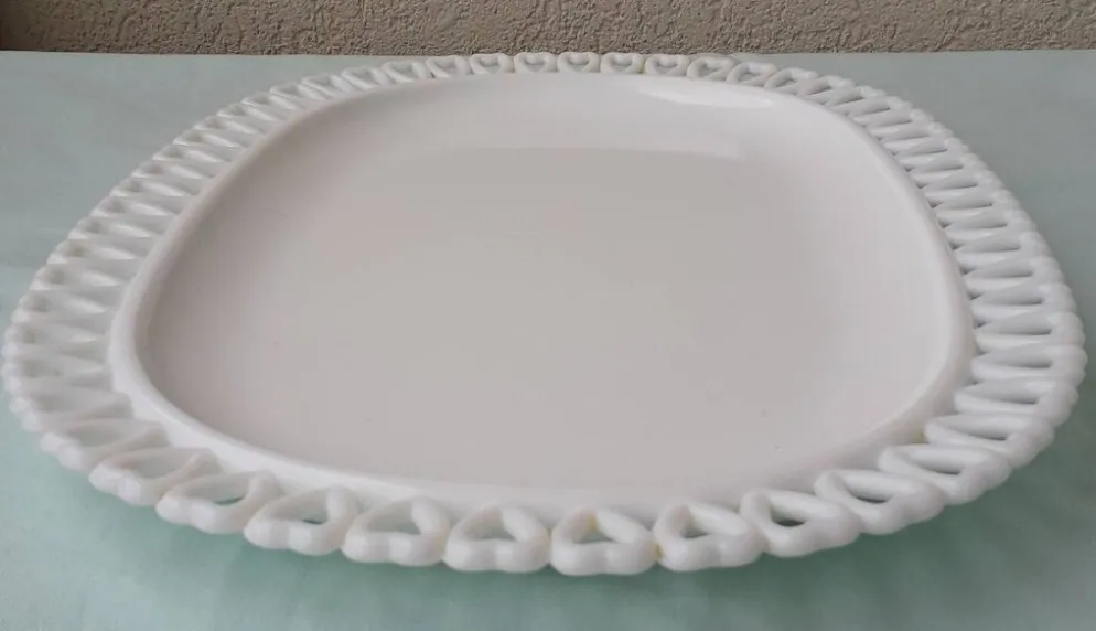Plat en opaline blanche