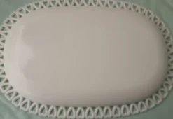 Plat en opaline blanche