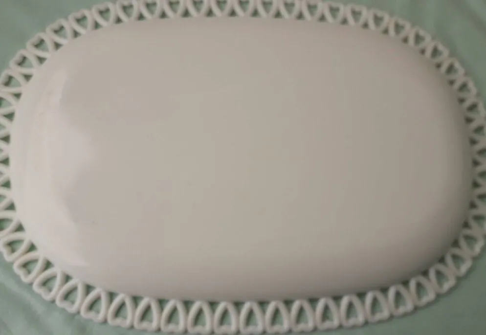 Plat en opaline blanche