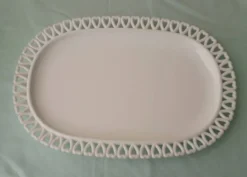 Plat en opaline blanche