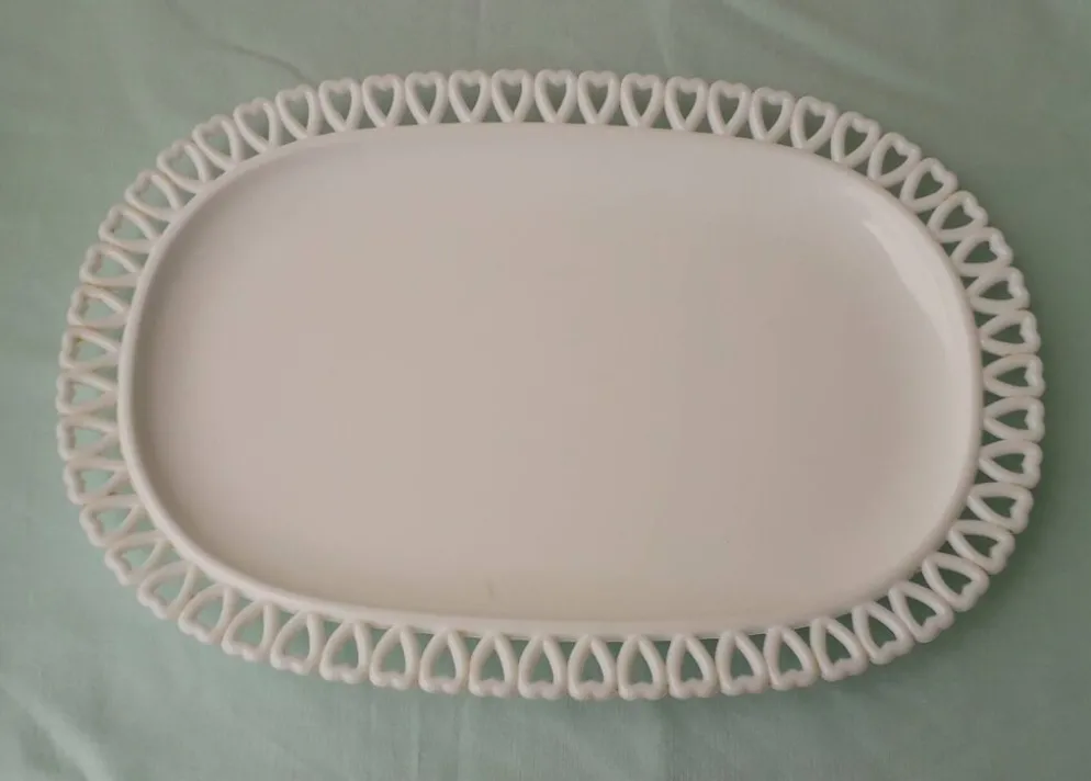 Plat en opaline blanche