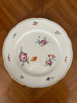 Plat en porcelaine de Limoges, décor, floral raffiné