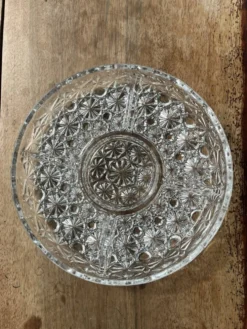 Plat en verre pressé