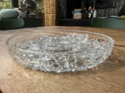 Plat en verre pressé