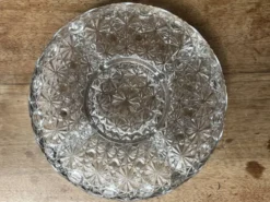 Plat en verre pressé