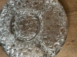 Plat en verre pressé