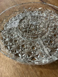 Plat en verre pressé