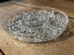 Plat en verre pressé