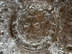 Plat en verre pressé