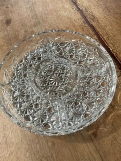 Plat en verre pressé