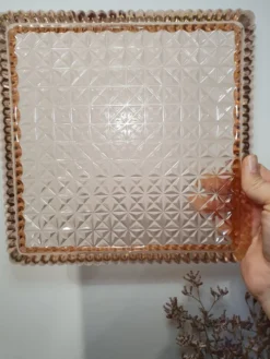 Plat en verre rosé