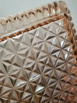Plat en verre rosé
