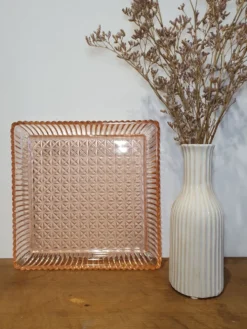 Plat en verre rosé
