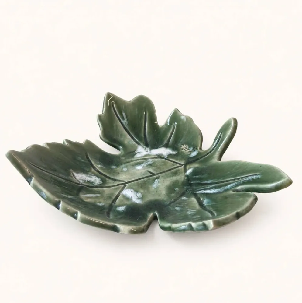 Plat feuille en céramique de Vallauris années 60