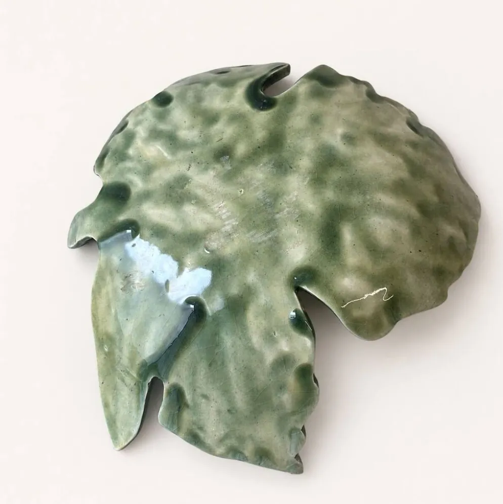 Plat feuille en céramique de Vallauris années 60