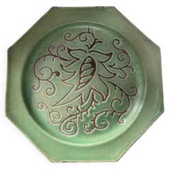 Plat floral signé Abbaye du Bec