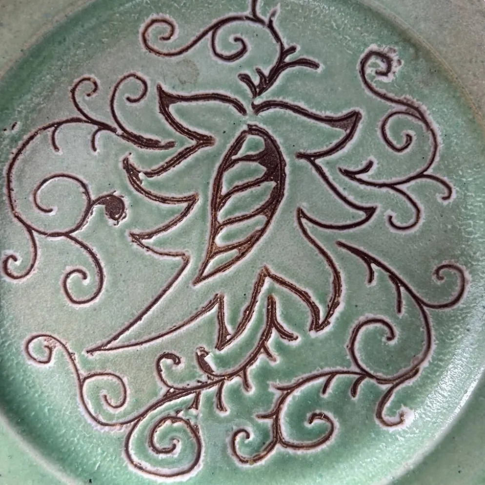 Plat floral signé Abbaye du Bec