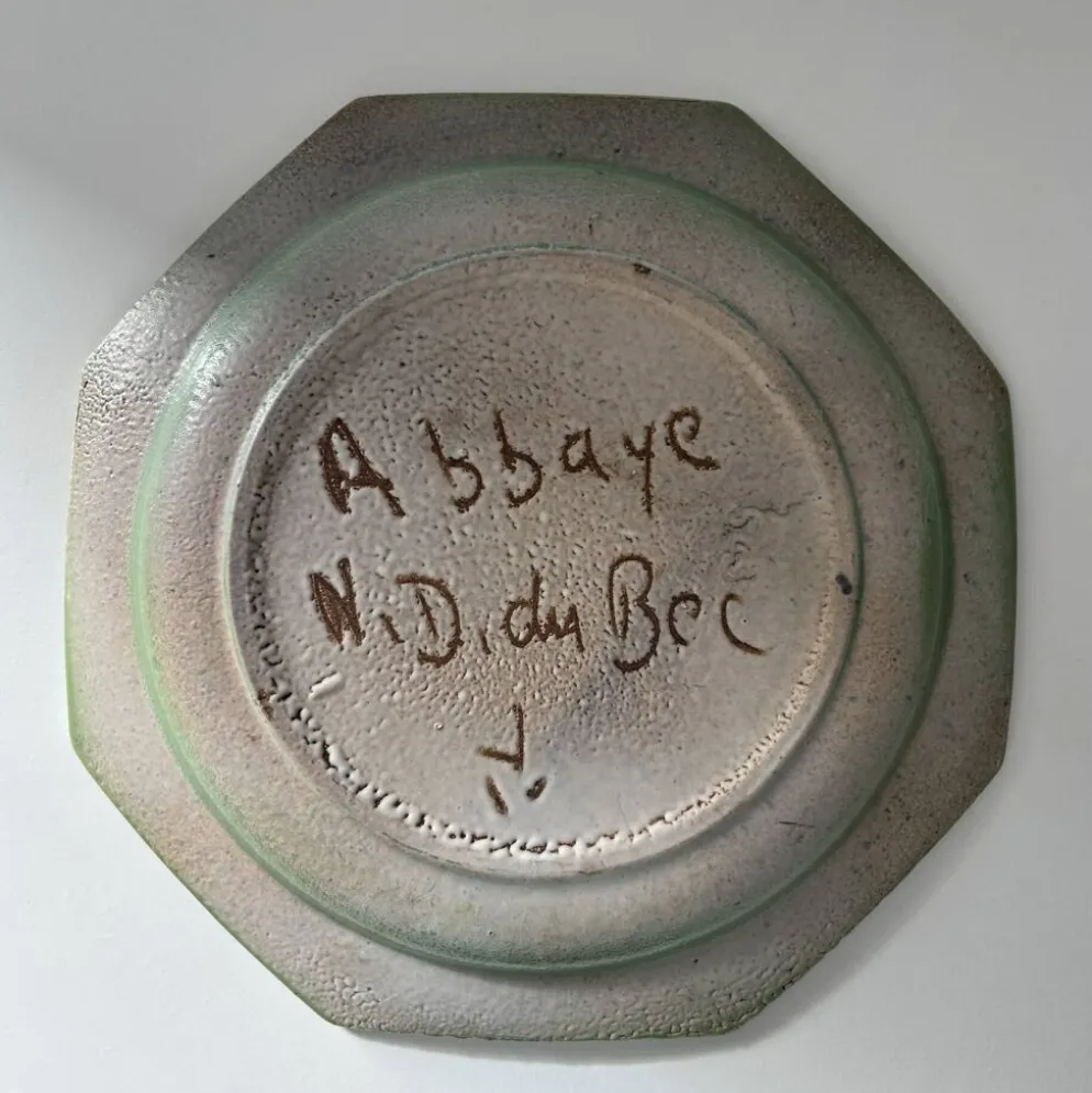 Plat floral signé Abbaye du Bec