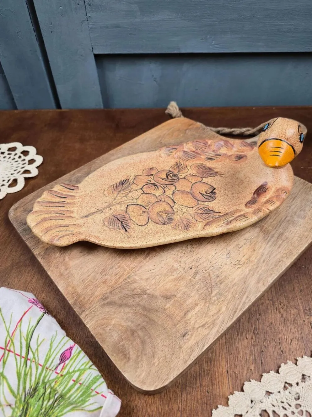 Plat à foie gras en céramique Vallauris – décor floral gravé