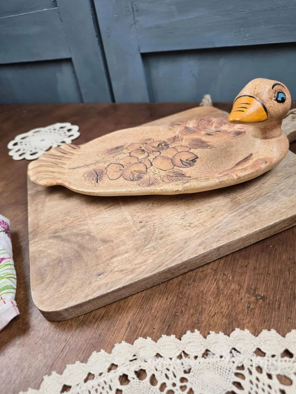 Plat à foie gras en céramique Vallauris – décor floral gravé