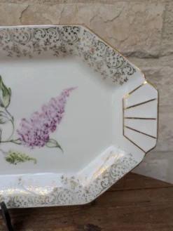 Plat à gâteau cake en porcelaine émail de Limoges LF décor fleurs de lilas