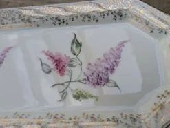 Plat à gâteau cake en porcelaine émail de Limoges LF décor fleurs de lilas