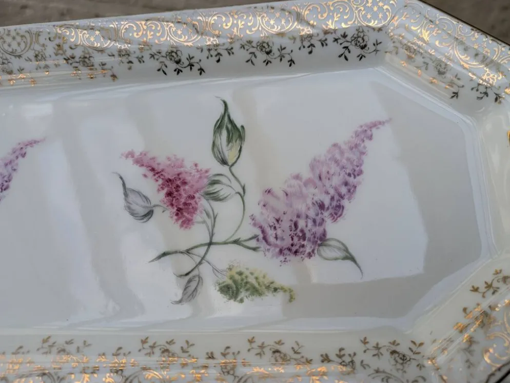 Plat à gâteau cake en porcelaine émail de Limoges LF décor fleurs de lilas