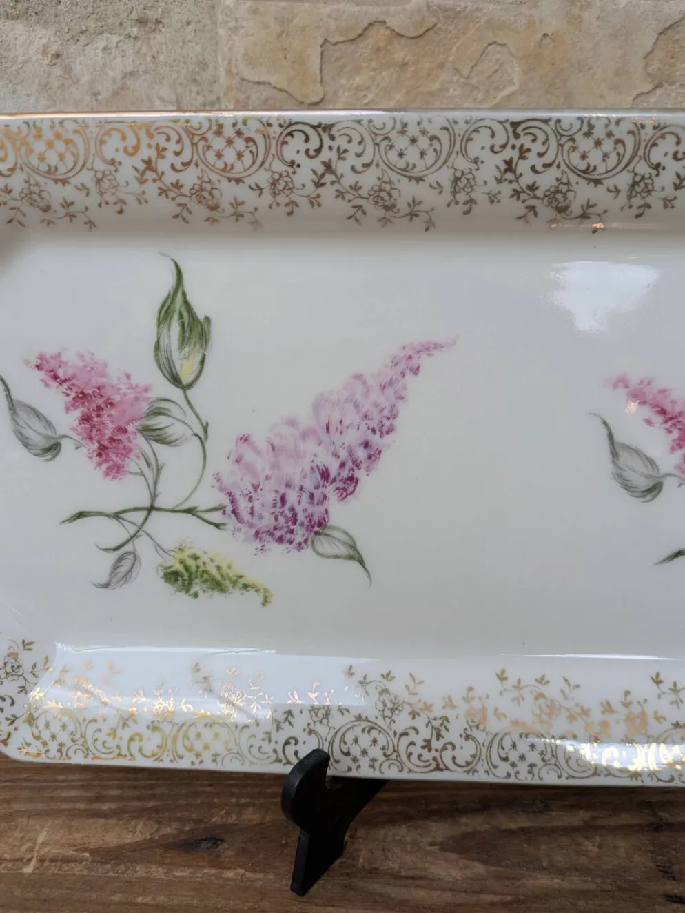 Plat à gâteau cake en porcelaine émail de Limoges LF décor fleurs de lilas